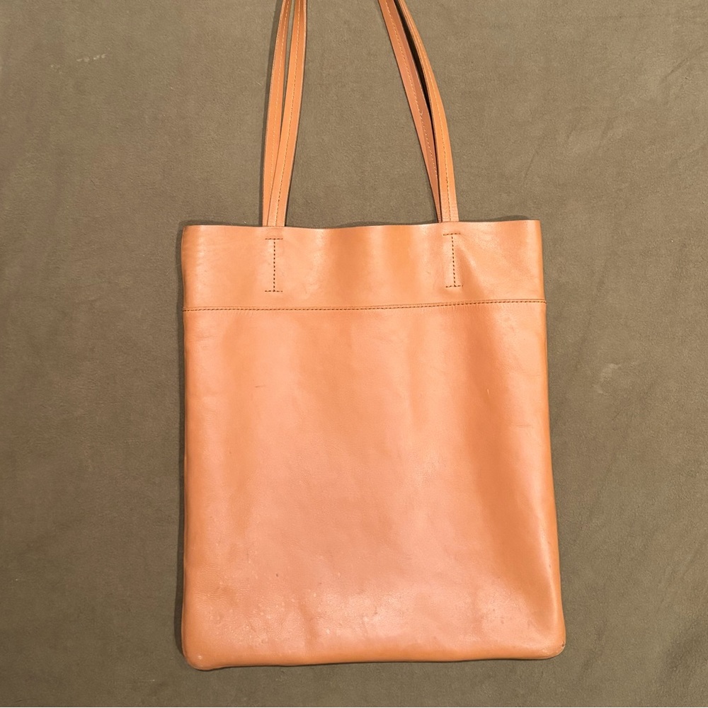 MADEWELL The Magazine Leather Tote in Distant Sand - Picture 2 of 5